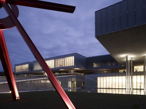 Labics, MAST, Bologna - la facciata con l'opera di Mark Di Suvero