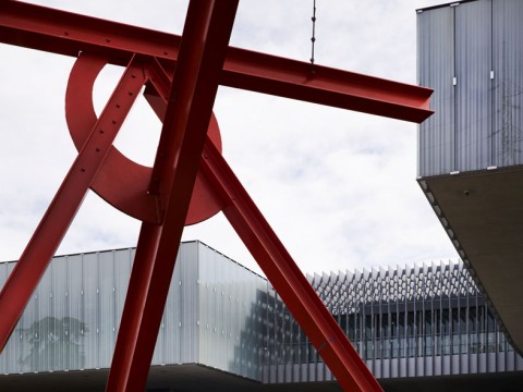 Labics, MAST, Bologna - particolare della facciata con l'opera di Mark Di Suvero