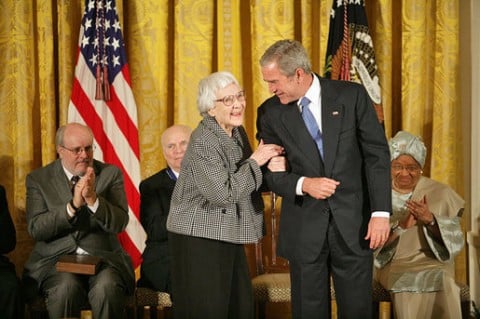 Una raggiante Harper Lee insieme a George W. Bush - foto Eric Draper