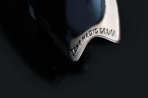 La firma di Zaha Hadid sulla bottiglia di Icon Hill - foto Plummer