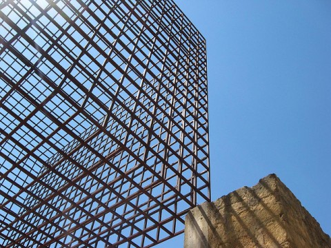 La gabbia di Milton Machado a Palazzo Di Lorenzo, Gibellina - foto Andrea Lodi via Flickr
