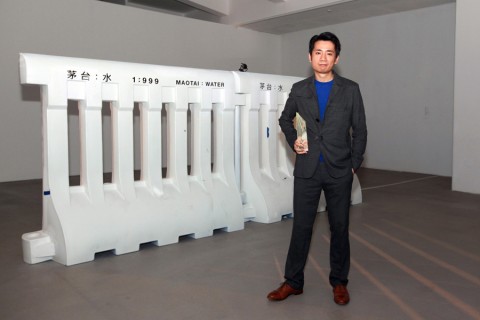 Kwang Sheung Chi con l'opera vincitrice dell'Hugo Boss Asia Art Award