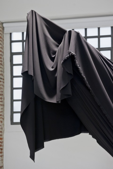 Agne Raceviciute, Conclave Sculpture 05, 2013 tessuto, filo, metalli misure variabili -  foto Davide Tremolada