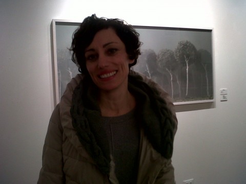 La vincitrice Silvia Camporesi della sezione fotografia contemporanea davanti alla sua opera