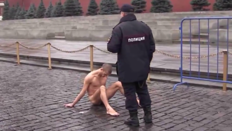 L'azione di protesta di Pyotr Pavlensky sulla Piazza Rossa