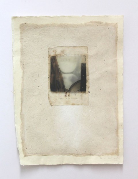 Paolo Radi, Sospesa a se stessa, 2013, silicone e stucco su carta, cm 37x28