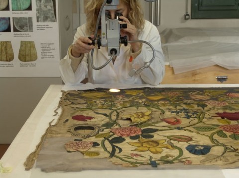 Una restauratrice all'opera all'Opificio delle Pietre Dure