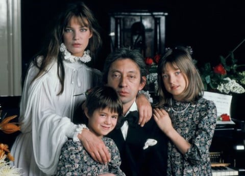 Kate Barry con sua madre, sua sorella Charlotte e il patrigno Serge Gaisnbourg