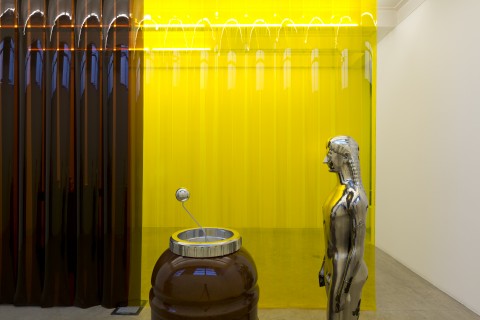 Steven Claydon - Grid & Spike - veduta della mostra presso la Galleria Massimo De Carlo, Milano 2013 - photo di Roberto Marossi - courtesy Massimo De Carlo, Milano/Londra