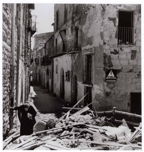 Robert Capa, Donna tra le rovine di Agrigento, 17-18 luglio 1943 - Robert Capa © International Center of Photography/Magnum - Collezione del Museo Nazionale Ungherese