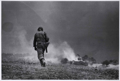 Robert Capa, Soldato americano in perlustrazione nei dintorni di Troina, 4-5 agosto 1943 - Robert Capa © International Center of Photography/Magnum - Collezione del Museo Nazionale Ungherese