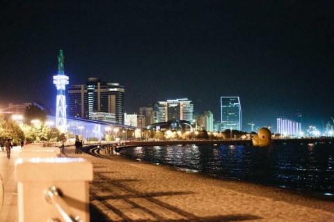 Il lungomare di Baku con l'opera Rubber Duck di Florentjin Hofman per il Baku Public Art festival - photo Fakhriyya Mammadova