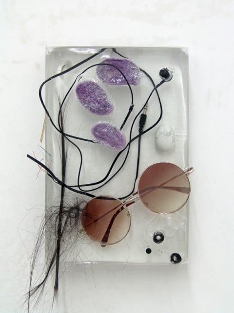 Lucia Leuci, Ritratto #2, resina, vetro, plastica, metallo, capelli sintetici, marmo, chips 24x18x 3 cm, 2013 - Localedue, Bologna