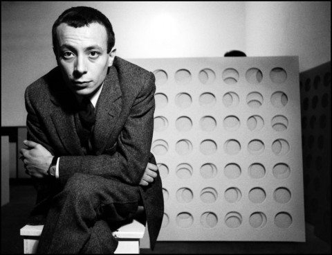 Paolo Scheggi nel suo studio, Milano, 1966 - photo Ugo Mulas © Eredi Ugo Mulas Courtesy Archivio Ugo Mulas – Galleria Lia Rumma