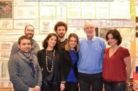 Renzo Piano con i sei architetti assunti (foto Il Mondo)