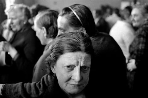 Ferdinando Scianna, Festa di carnevale all’ospedale psichiatrico di Franco Basaglia, Gorizia, 1968, Fotografia in b/n