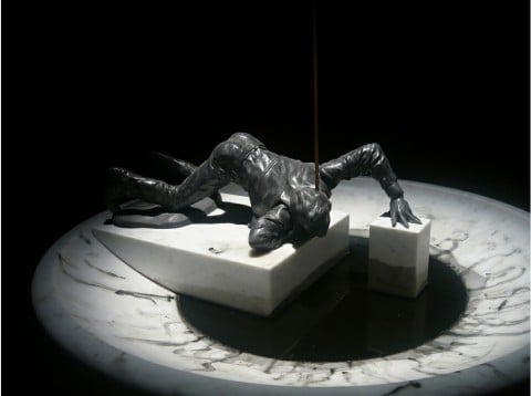 Nicola Verlato, The Gift, marmo di Carrara, bronzo e resina