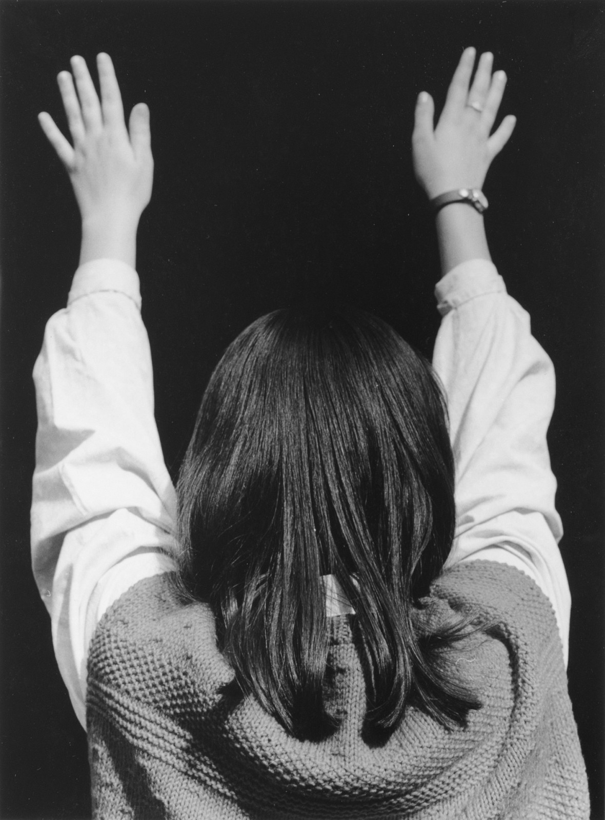Turi Rapisarda, Mani in alto, 1992 94, serie di 28 fotografie b n, 40 x 30 cm, edizione di 3, courtesy RizzutoGallery