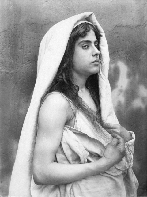 Wilhelm Von Gloeden, Ritratto di giovane travestito da donna, 1895 ca.