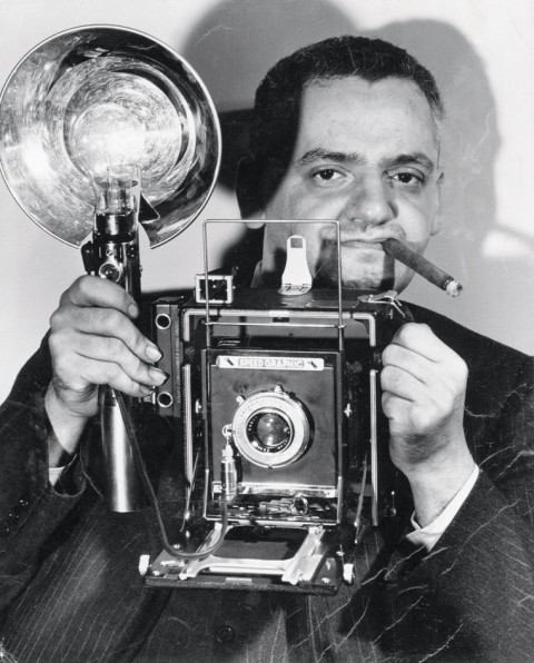 Anonimo, Il fotografo americano di origine polacca Arthur Fellig con la sua macchina fotografica Speed Graphic, dicembre 1943 - Stampa ai sali d’argento, 24,1 x 19,1 cm - New York, International Center of Photography - © Epics / 2010 Getty Images