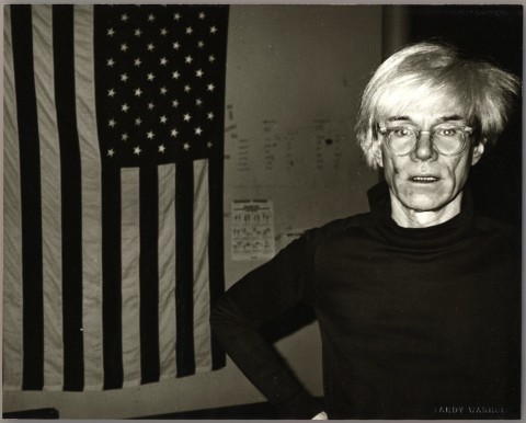 Andy Warhol, Andy Warhol and American Flag, 1983 – Courtesy Galerie Bruno Bischofberger, Schweiz, Photograph by Andy Warhol ©Foto: Galerie Bruno Bischofberger, Schweiz ©The Andy Warhol Foundation for the Visual Arts, Inc. 