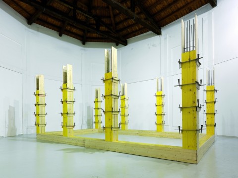 Giovanni Termini, Armatura, 2013, legno e ferro - veduta dell’installazione presso la Fondazione Pescheria Centro Arti Visive, Pesaro 2013