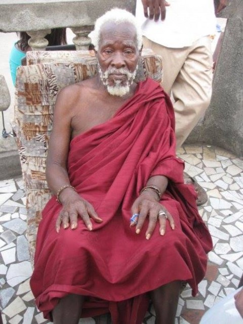 Frédéric Bruly Bouabré fotografato da Virginia Ryan nel 2010 ad Abidjan, nella sua casa