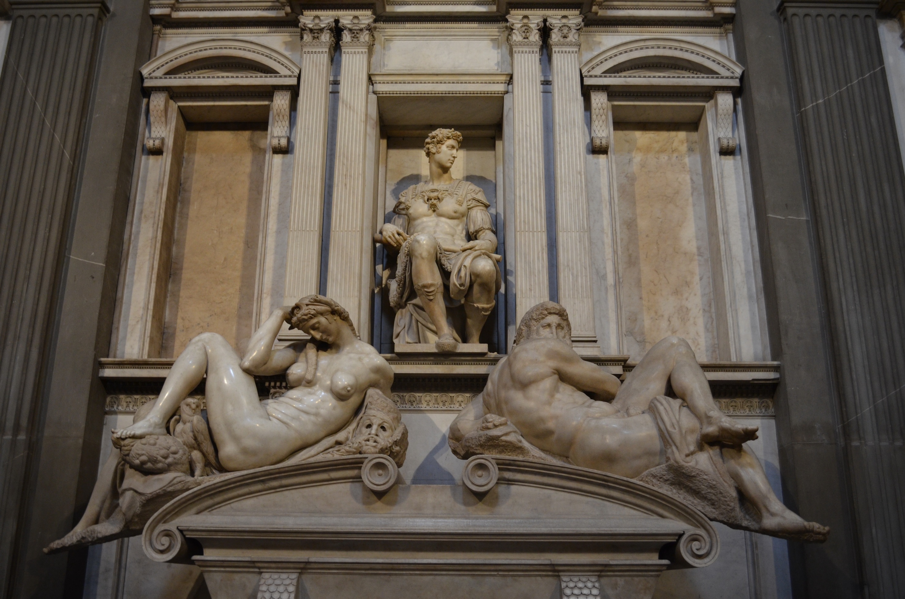 Angolature inaspettate e insospettabili. La scultura di Michelangelo nella fotografia di Aurelio
