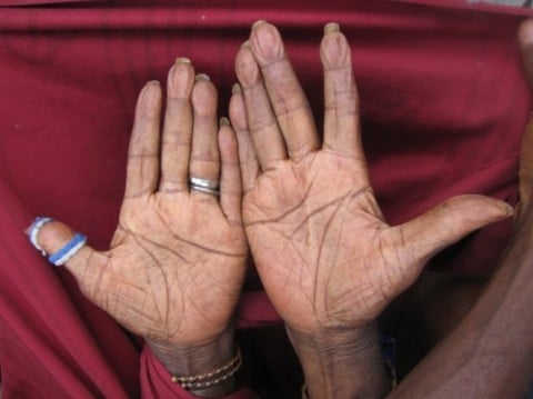 Le mani di Bruly Bouabré, fotografate da Virginia Ryan nel 2009