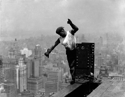 Lewis Hine, Operaio sull’Empire State Building mentre dà indicazioni all’operaio addetto al gancio, New York, 1931, dalla serie Empire State Building   