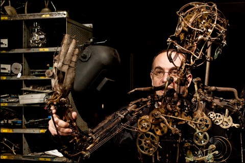 Giuseppe Tornatore con l'automa del film La migliore offerta