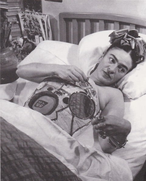 Juan Guzmán, Frida nel letto d’ospedale con specchio, Città del Messico, 1951 circa