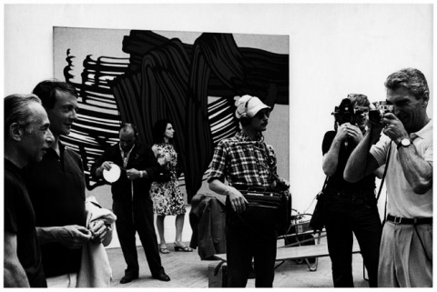 Ugo Mulas, Roy Lichtenstein e Leo Castelli nella sala di Lichtenstein alla Biennale di Venezia nel 1966 - © Eredi Mulas