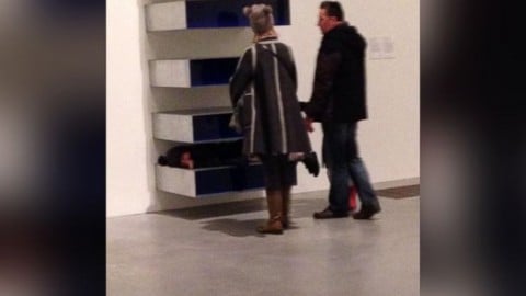 Il bambino "arrampicato" sulla scultura di Donald Judd alla Tate Modern (foto abcnews.go.com)