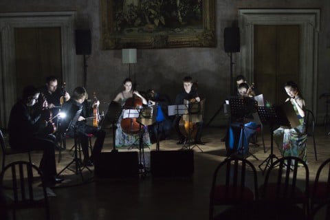 Interno di Villa Medici durante un concerto per il festival Controtempo