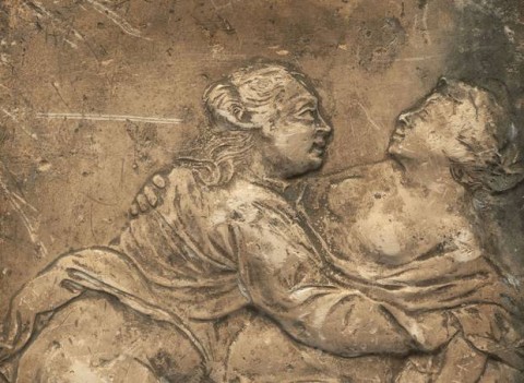 Una delle piastrelle erotiche esposte a Londra