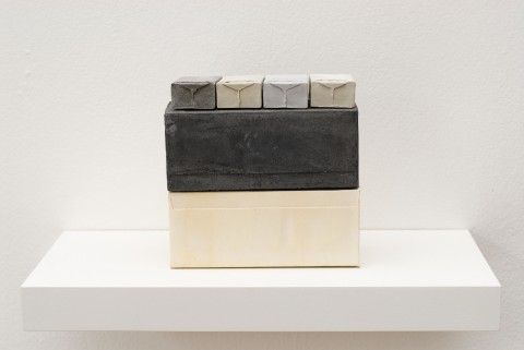Rachel Whiteread, Model IV, 2006 - gesso, legno e alluminio (1 scaffale, 6 unità), cm 20.5x40x20 - courtesy Galleria Lorcan O’Neill, Roma