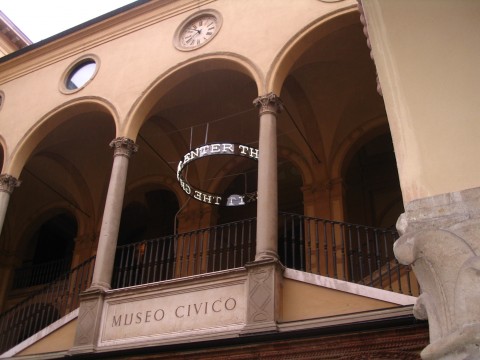 Il piedistallo vuoto - veduta della mostra presso il Museo Archeologico, Bologna 2014