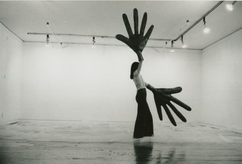 Sylvia Palacios Whitman, Passing Through - performance alla Sonnabend Gallery, New York 1977 - courtesy l'artista - photo Babette Mangolte