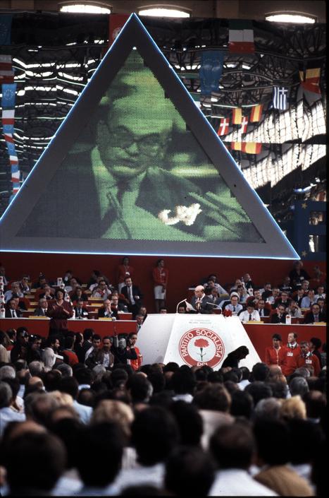 Milano, Ex Ansaldo, 1989 -Bettino Craxi al 45esimo congresso del PSI, davanti alla piramide di Filippo Panseca