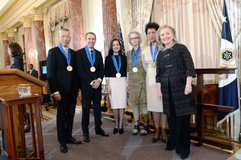 Inaugural Medal of Art, 2012 - da sinistra: Cai Guo-Qiang, Jeff Koons, Shahzia Sikander, Kiki Smith, Carrie Mae Weems, Hillary Clinton