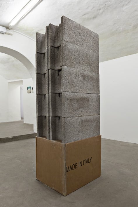 André Komatsu, Assombração, 2014, scatola di cartone, nastro adesivo, cemento, 172 x 50 x 40 cm, Photo Ela Bialkowska, OKNO STUDIO, Courtesy Galleria Continua, San Gimignano / Beijing / Les Moulins