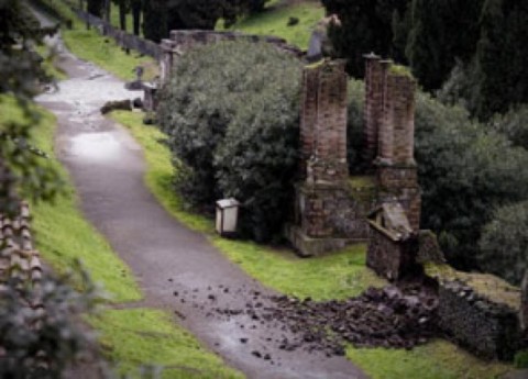 Il muro crollato di una tomba della necropoli di Porta Nocera, a Pompei