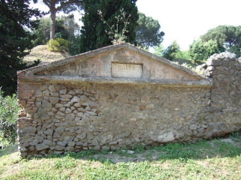 La tomba di Lucius Publicius Syneros, danneggiata dai crolli