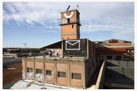 Metropoliz (sulla torre il telescopio di Gian Maria Tosatti, la meridiana di Rub Kendy e il nuovo messaggio di Opiemme) - photo Giorgio de Finis