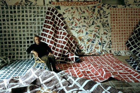Simon Hantaï nel suo atelier, 1976 - photo Edouard Boubat