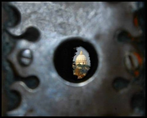 La cupola di San Pietro a Roma inquadrata dal buco della serratura del portone del Priorato dei Cavalieri di Malta