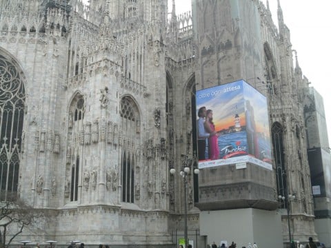 Cartellonistica sul Duomo di Milano durante la ripulitura