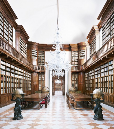 Candida Höfer, Biblioteca Teresiana, 2010, 180x163 cm © Candida Höfer