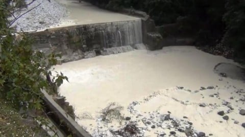 Il fiume Frigido (Massa) imbiancato dalla marmettola (polvere di marmo) dopo abbondanti piogge